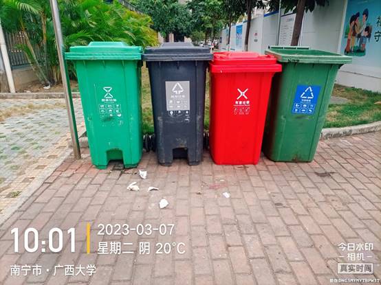 绿色的垃圾桶描述已自动生成