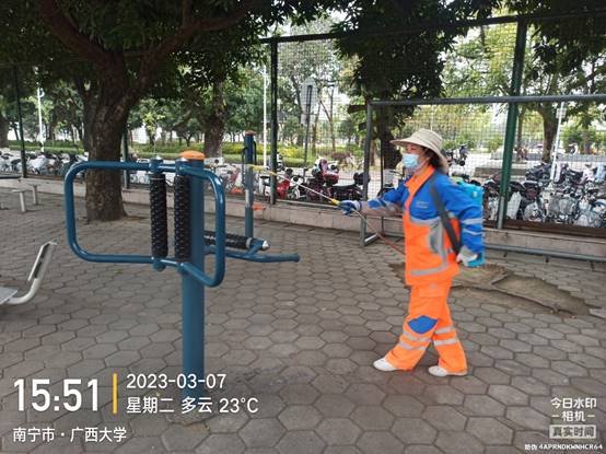 图片包含 户外, 橙子, 男人, 建筑描述已自动生成