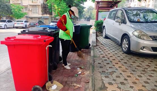 街道边的消防栓旁中度可信度描述已自动生成