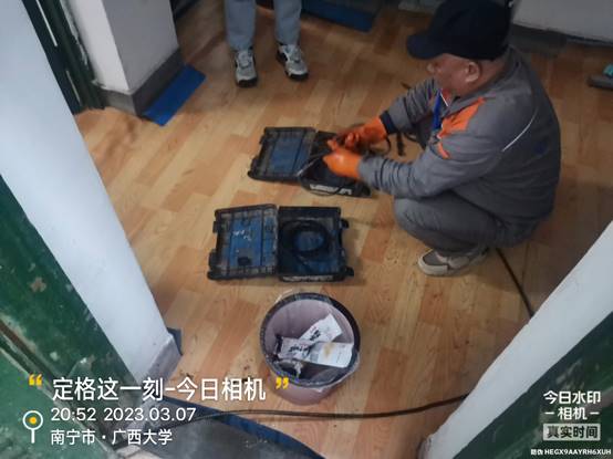 桌子上放了不同类型的小孩低可信度描述已自动生成