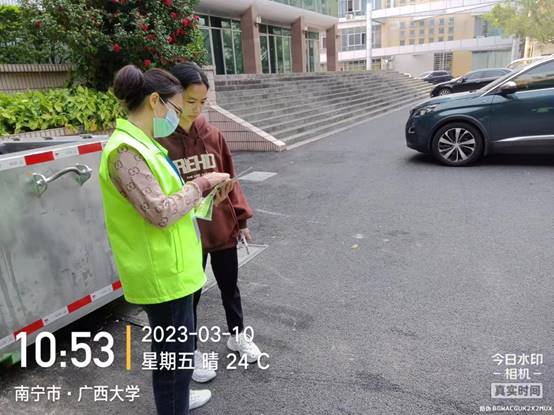 人在路上走描述已自动生成