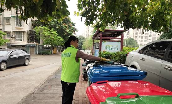 男孩站在汽车旁描述已自动生成