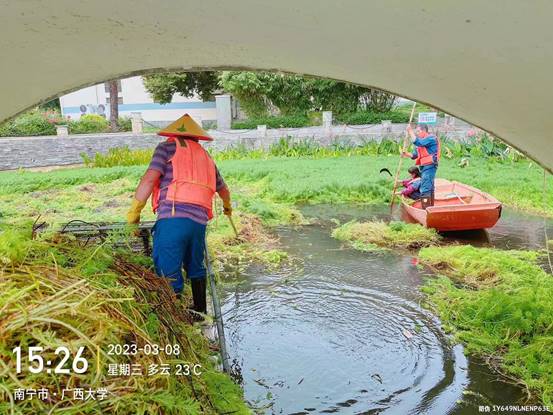 河边的草地上站着人描述已自动生成