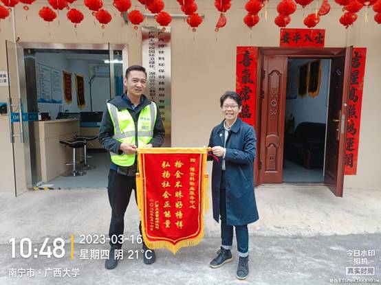 一群人站在商店门口中度可信度描述已自动生成