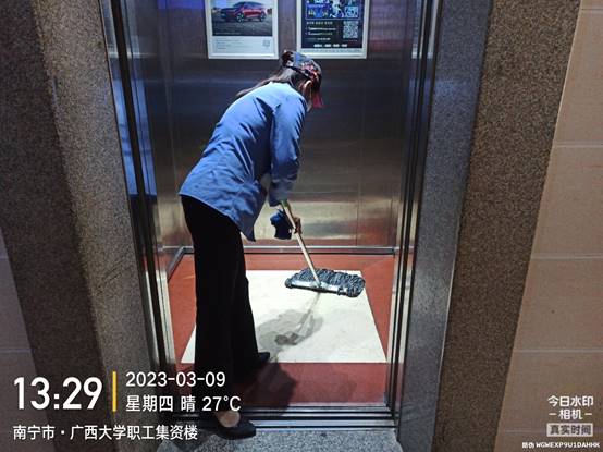 男人站在门旁边描述已自动生成