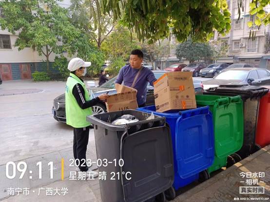 图片包含 户外, 容器, 建筑, 男人描述已自动生成