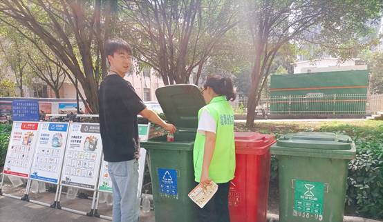 图片包含 户外, 男人, 桌子, 公园描述已自动生成