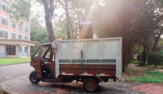 卡车停在路边描述已自动生成