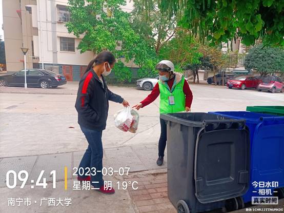 男人和女人在街道上描述已自动生成