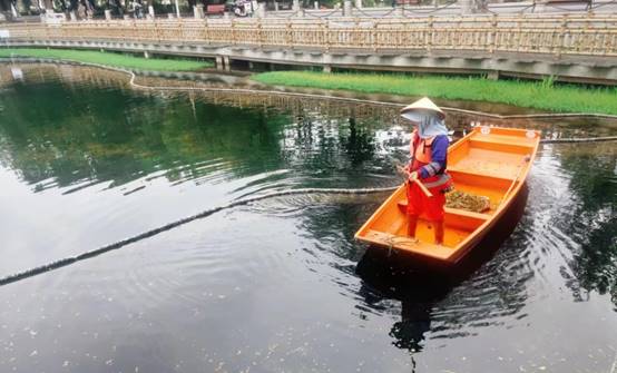 水中的小船在河上描述已自动生成