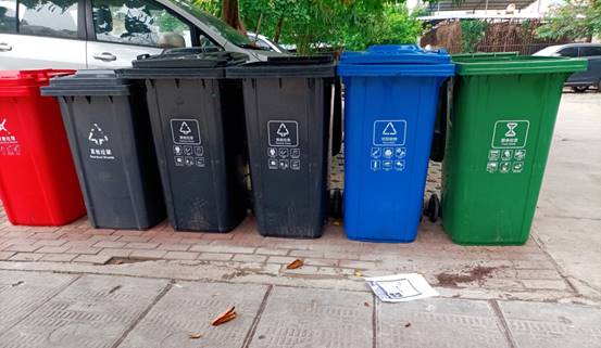 街道边立着广告牌子描述已自动生成