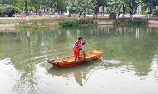 小船在水上描述已自动生成