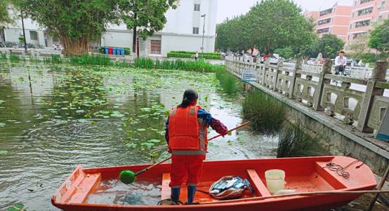 人站在船上描述已自动生成