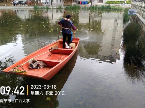 人站在船上描述已自动生成