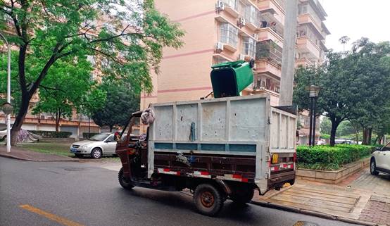 卡车在街道上行驶描述已自动生成