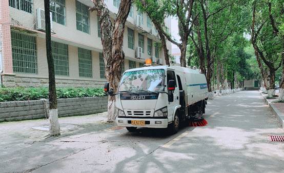 卡车开在路上行驶描述已自动生成